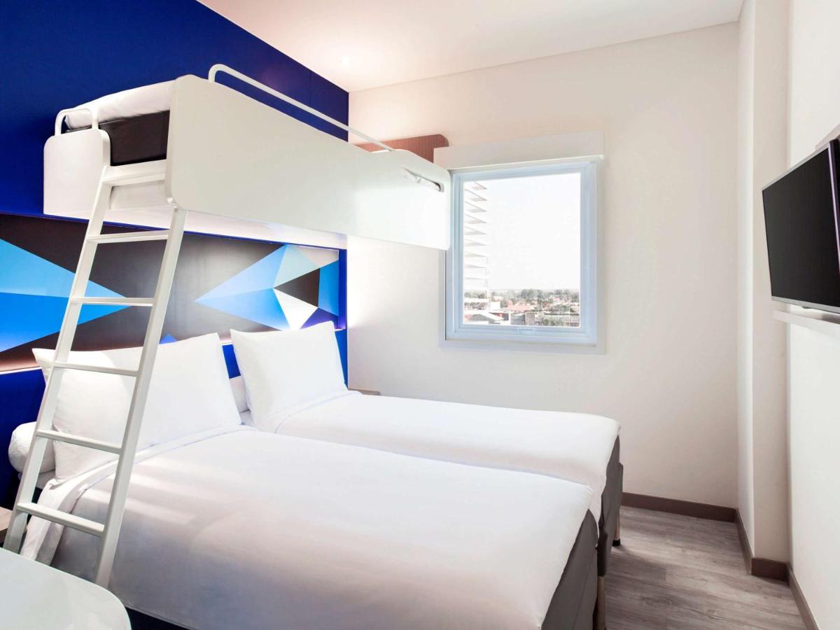 Ibis Budget Чиребон Екстер'єр фото